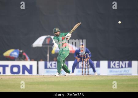 Bangladesch ODI-Hauptmann Liton Kumar das während des 1.. Internationalen Spiels Bangladesch-Indien, während Bangladesch seinen ODI-Kessel für die Besetzung des Vetterns benutzte Stockfoto