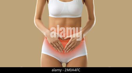 Banner mit gekürzter Aufnahme einer Frau, die Menstruationsschmerzen hat und Hände am Bauch hält Stockfoto