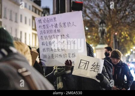 London, Großbritannien. 05.. Dezember 2022. Demonstranten halten während der Demonstration vor der chinesischen Botschaft in London Plakate. Chinesische Studenten, die derzeit in London studieren, versammelten sich bei der chinesischen Botschaft in London, um gegen die Lockdown-Politik in China zu protestieren. Letzte Woche kam es in China zu einer massiven Welle von Protesten, da 10 Menschen in einem Urumqi in der Nordwestregion Chinas aufgrund der unmenschlichen COVID-Lockdown-Politik getötet wurden. Kredit: SOPA Images Limited/Alamy Live News Stockfoto