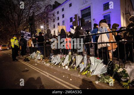 London, Großbritannien. 05.. Dezember 2022. Blumen, die in der Wache in Erinnerung an die Tragödie lagen, in der letzte Woche in Urumqi 10 Menschen aufgrund der COVID-Lockdown-Politik in China während der Demonstration vor der chinesischen Botschaft in London getötet wurden. Chinesische Studenten, die derzeit in London studieren, versammelten sich bei der chinesischen Botschaft in London, um gegen die Lockdown-Politik in China zu protestieren. Letzte Woche kam es in China zu einer massiven Welle von Protesten, da 10 Menschen in einem Urumqi in der Nordwestregion Chinas aufgrund der unmenschlichen COVID-Lockdown-Politik getötet wurden. Kredit: SOPA Images Limited/Alamy Live News Stockfoto