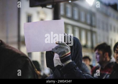 Während der Demonstration vor der chinesischen Botschaft in London wurde ein Aufsatz aus dem Jahr A4 von einem Demonstranten gesehen. A4-Papier ist aufgrund der starken Zensur der chinesischen Regierung zum Symbol der Regierungsfeindlichkeit in China geworden. Chinesische Studenten, die derzeit in London studieren, versammelten sich bei der chinesischen Botschaft in London, um gegen die Lockdown-Politik in China zu protestieren. Letzte Woche kam es in China zu einer massiven Welle von Protesten, da 10 Menschen in einem Urumqi in der Nordwestregion Chinas aufgrund der unmenschlichen COVID-Lockdown-Politik getötet wurden. Stockfoto