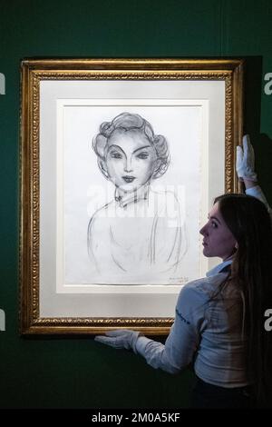 London, Großbritannien. 5. Dezember 2022 Ein Techniker präsentiert „Tête de femme (Madame Paley)“, 1936, von Henri Matisse (geschätzt £600.000 - 800.000) bei einer Vorschau auf die persönliche Sammlung des verstorbenen Sir Joseph Hotung, 1930-2021, weltberühmter Sammler und Philanthrop. Sir Joseph's Londoner Inneneinrichtung wurde in der Sotheby's New Bond Street nachgebildet, in der seine Sammlung von westlicher Kunst und dekorativer Kunst sowie asiatischer Kunst gezeigt wird. Die Bauarbeiten werden am 7. Und 8. Dezember versteigert. Kredit: Stephen Chung / Alamy Live News Stockfoto