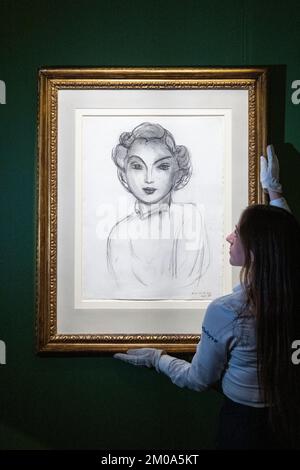 London, Großbritannien. 5. Dezember 2022 Ein Techniker präsentiert „Tête de femme (Madame Paley)“, 1936, von Henri Matisse (geschätzt £600.000 - 800.000) bei einer Vorschau auf die persönliche Sammlung des verstorbenen Sir Joseph Hotung, 1930-2021, weltberühmter Sammler und Philanthrop. Sir Joseph's Londoner Inneneinrichtung wurde in der Sotheby's New Bond Street nachgebildet, in der seine Sammlung von westlicher Kunst und dekorativer Kunst sowie asiatischer Kunst gezeigt wird. Die Bauarbeiten werden am 7. Und 8. Dezember versteigert. Kredit: Stephen Chung / Alamy Live News Stockfoto