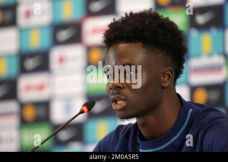 Bukayo Saka aus England anlässlich einer Pressekonferenz im Main Media Centre in Doha, Katar. Foto: Montag, 5. Dezember 2022. Stockfoto