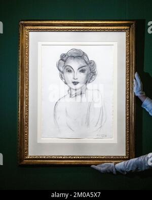 London, Großbritannien. 5. Dezember 2022 Ein Techniker präsentiert „Tête de femme (Madame Paley)“, 1936, von Henri Matisse (geschätzt £600.000 - 800.000) bei einer Vorschau auf die persönliche Sammlung des verstorbenen Sir Joseph Hotung, 1930-2021, weltberühmter Sammler und Philanthrop. Sir Joseph's Londoner Inneneinrichtung wurde in der Sotheby's New Bond Street nachgebildet, in der seine Sammlung von westlicher Kunst und dekorativer Kunst sowie asiatischer Kunst gezeigt wird. Die Bauarbeiten werden am 7. Und 8. Dezember versteigert. Kredit: Stephen Chung / Alamy Live News Stockfoto