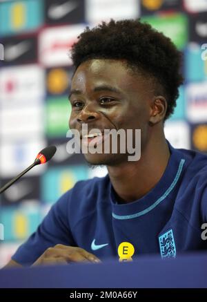 Bukayo Saka aus England anlässlich einer Pressekonferenz im Main Media Centre in Doha, Katar. Foto: Montag, 5. Dezember 2022. Stockfoto