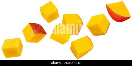 Mangowürfelscheiben isoliert auf weißem Hintergrund Stockfoto