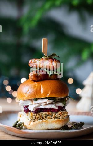 Weihnachtsbrötchen mit truthahn, Füllung, Preiselbeersoße und Schweinen in Decken Stockfoto