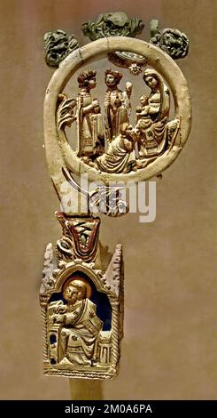 Der Kopf des Aldobrandini-Kruzifixes aus dem 14. Jahrhundert, in Elfenbein geschnitzt, darstellt die Anbetung der Weisen und einen Evangelisten, aus Venedig, Italien  Heilige Familie, Elfenbein 15. Jahrhundert Volterra Pinacoteca  Italien, italienisch, Stockfoto