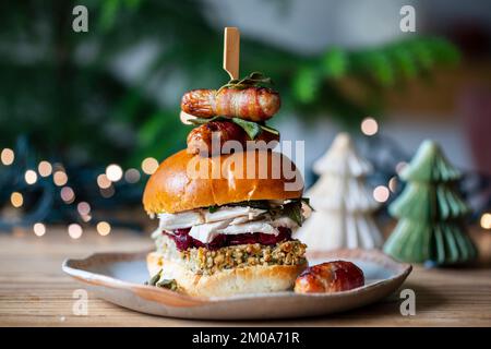 Weihnachtsbrötchen mit truthahn, Füllung, Preiselbeersoße und Schweinen in Decken Stockfoto