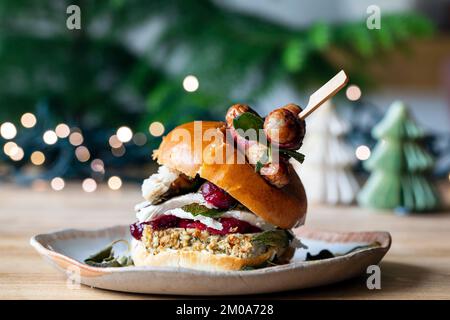 Weihnachtsbrötchen mit truthahn, Füllung, Preiselbeersoße und Schweinen in Decken Stockfoto