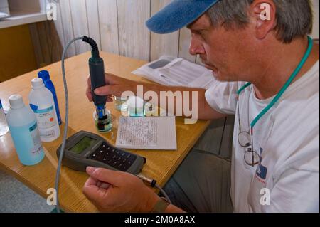 Büro der Verwaltungsrätin (Lisa P. Jackson) - Cocodrie, Louisiana und Wasserproben (BP-Ölpest) - Salzgehalt, Temperatur, Ph-Test. Curtis Franklin, Dougherty Srague Environmental Inc EPA-Auftragnehmer. USEPA-Foto von Eric Vance, Environmental Protection Agency Stockfoto