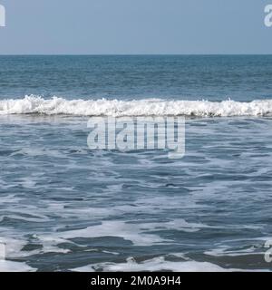 Meeresufer mit sanften Wellen und Mustern von Meeresbrandung und Gezeitenfluss an der Penbryn Beach Cardigan Bay im Südwesten von Wales UK Stockfoto