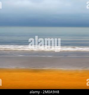 Meeresufer mit sanften Wellen und Mustern von Meeresbrandung und Gezeitenfluss an der Penbryn Beach Cardigan Bay im Südwesten von Wales UK Stockfoto