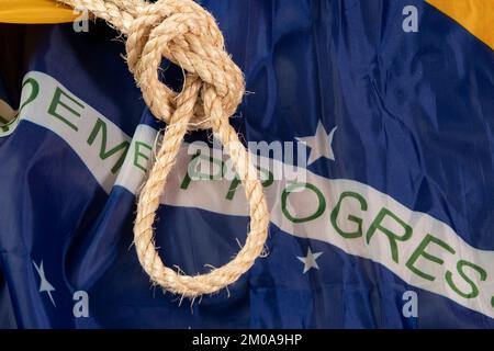 Seil mit einer Schlinge über die brasilianische Flagge, die die Sklaverei im Land symbolisiert Stockfoto