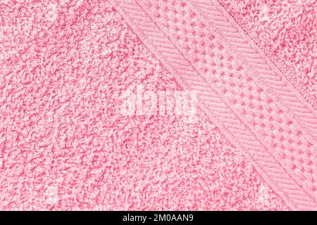 Badetücher oder Handtücher Texturmuster Hintergrund in trendigen Farben des Jahres 2023 Viva Magenta. Körperhygiene im Badezimmer oder Spa-Konzept. Nahaufnahme, Kopierraum Stockfoto