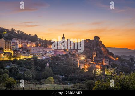 Novara di Sicilia, die Skyline des italienischen Dorfes auf der Insel Sizilien in der Dämmerung. Stockfoto