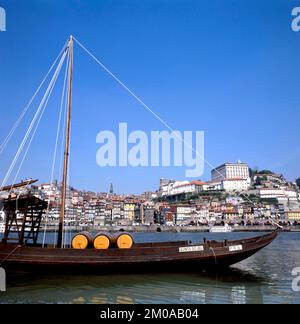 PORTO, PORTUGAL-13. AUGUST 2017: Typisches Boot für den Transport des porto in der Stadt Porto im Norden Portugals Stockfoto