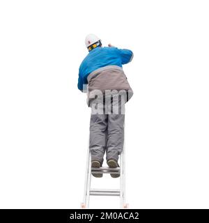 Mann in Winterkleidung und Bauhelm steigt Treppen. Männlicher Baumeister auf der Treppe. Blick von hinten. Isoliert auf weißem Hintergrund. Stockfoto