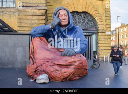 London, Großbritannien. 5.. Dezember 2022 Eine riesige Skulptur eines Obdachlosen wurde durch eine Obdachlosenkrise außerhalb der King's Cross Station enthüllt, um das Bewusstsein für Obdachlose und Spenden für Obdachlose zu schärfen. Die 4,3 Meter hohe, realistische Statue namens Alex wurde von Sophie de Oliveira Barata mit einer Technologie geschaffen, die die Merkmale echter Obdachloser kombiniert. Kredit: Vuk Valcic/Alamy Live News Stockfoto