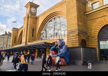 London, Großbritannien. 5.. Dezember 2022 Eine riesige Skulptur eines Obdachlosen wurde durch eine Obdachlosenkrise außerhalb der King's Cross Station enthüllt, um das Bewusstsein für Obdachlose und Spenden für Obdachlose zu schärfen. Die 4,3 Meter hohe, realistische Statue namens Alex wurde von Sophie de Oliveira Barata mit einer Technologie geschaffen, die die Merkmale echter Obdachloser kombiniert. Kredit: Vuk Valcic/Alamy Live News Stockfoto