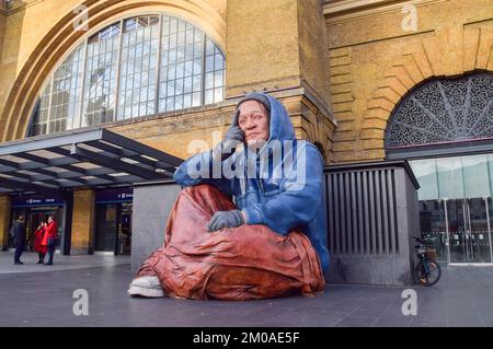 London, Großbritannien. 5.. Dezember 2022 Eine riesige Skulptur eines Obdachlosen wurde durch eine Obdachlosenkrise außerhalb der King's Cross Station enthüllt, um das Bewusstsein für Obdachlose und Spenden für Obdachlose zu schärfen. Die 4,3 Meter hohe, realistische Statue namens Alex wurde von Sophie de Oliveira Barata mit einer Technologie geschaffen, die die Merkmale echter Obdachloser kombiniert. Kredit: Vuk Valcic/Alamy Live News Stockfoto