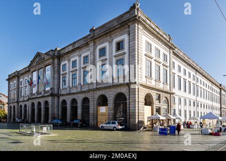 Porto, Portugal - 23. Oktober 2020: Fassade der Universität von Porto und Straßenatmosphäre an einem Herbsttag Stockfoto