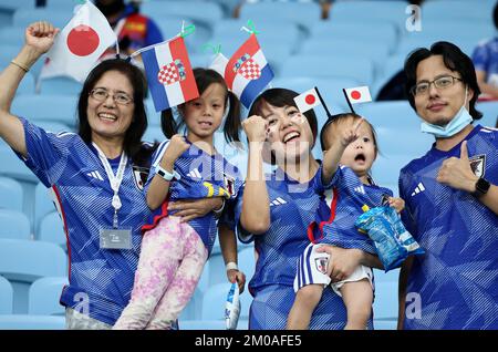 Al-Wakrah, Katar. 5.. Dezember 2022. Japanische Fans jubeln vor dem Spiel der Runde 16 zwischen Japan und Kroatien bei der FIFA-Weltmeisterschaft 2022 im Al Janoub Stadium in Al Wakrah, Katar, am 5. Dezember 2022. Kredit: Lan Hongguang/Xinhua/Alamy Live News Stockfoto