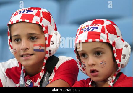 Al-Wakrah, Katar. 5.. Dezember 2022. Kroatische Fans warten auf den Beginn des Spiels der Runde 16 zwischen Japan und Kroatien bei der FIFA-Weltmeisterschaft 2022 im Al Janoub Stadium in Al Wakrah, Katar, 5. Dezember 2022. Kredit: Li Gang/Xinhua/Alamy Live News Stockfoto