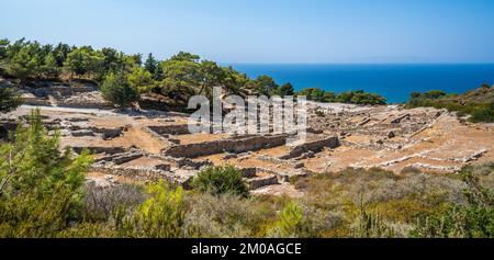 Die Ruinen der antiken Stadt Kamiros mit einem wunderschönen Blick auf die Ägäis auf Rhodos Island, Griechenland Stockfoto