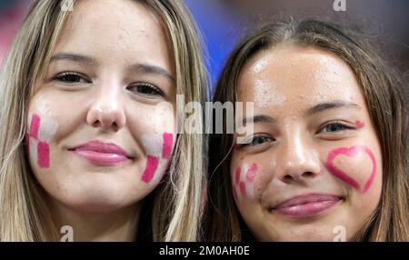 Al-Wakrah, Katar. 5.. Dezember 2022. Fans Kroatiens posieren vor dem Spiel der Runde 16 zwischen Japan und Kroatien bei der FIFA-Weltmeisterschaft 2022 im Al Janoub Stadium in Al Wakrah, Katar, 5. Dezember 2022. Kredit: Zheng Huansong/Xinhua/Alamy Live News Stockfoto