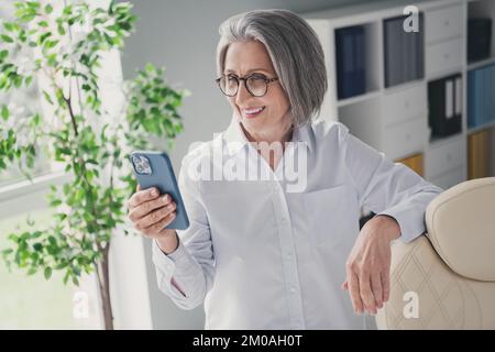 Porträt einer erfolgreichen, intelligenten und erfahrenen Anwerberin Hold telefoniert mit Kollegen und modernen Büros Stockfoto