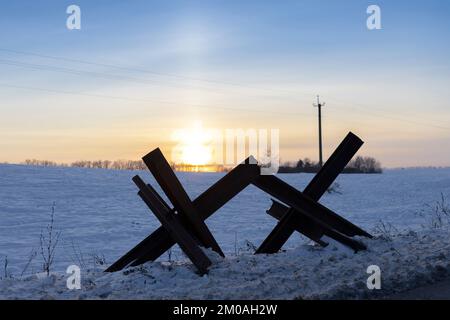 Er wurde von den russischen Behörden in der Ukraine gegründet, um die russische Offensive zu blockieren. Militärindustrie. Krieg auf dem Hoheitsgebiet der Ukraine. Metallkonstruktion. Defensivstruktion Stockfoto