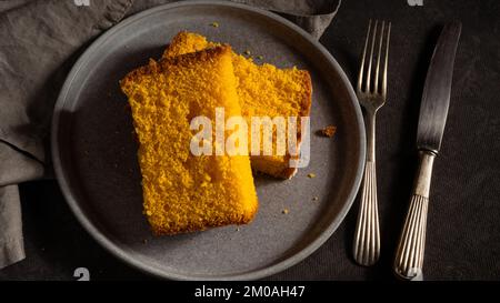 portugiesischer Spongecake auf dem Teller Stockfoto