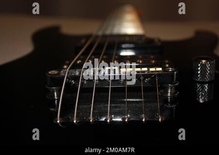 Gitarre. Musik. Alternative Realität. Durch das Spiegel-Glas Stockfoto