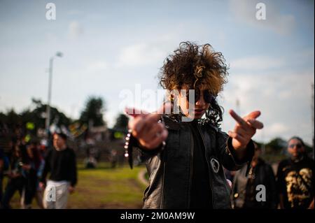 Am dritten Tag nach dem Comeback des Musikfestivals „Rock al Parque“, dem größten Rockfestival lateinamerikas, posieren Konzertbesucher für ein Porträt Stockfoto