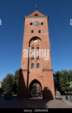 Market Gate (Polnisch: Brama Targowa) in Elblag, Polen. Mittelalterliches gotisches Wahrzeichen aus dem 14.. Jahrhundert, Teil der alten Stadtmauern zur defensiven Festung Stockfoto