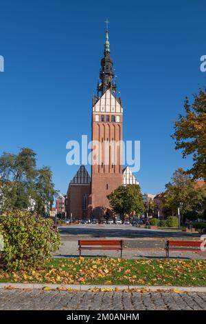 St. Nicholas Kathedrale und Park in der Stadt Elblag in Polen. Gotische mittelalterliche Kirche aus dem Jahr 1247 mit 97 m hohem Turm. Stockfoto