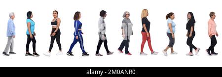 Eine Gruppe von Frauen in Sportbekleidung mit Seitenansicht läuft auf weißem Hintergrund Stockfoto