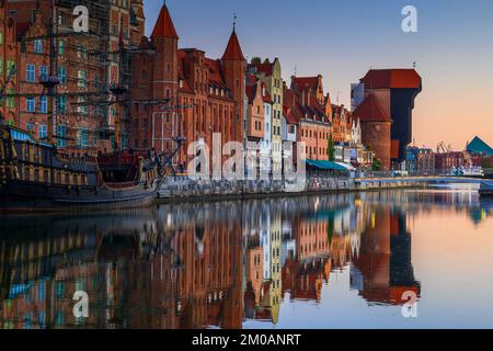 Stadt Danzig bei Tagesanbruch in Polen. Skyline der Altstadt entlang der Long Embankment Street mit Reflexion im Fluss Motlawa. Stockfoto