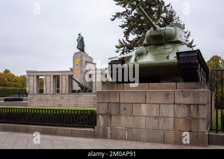 Blick auf das sowjetische Kriegsdenkmal, Tiergarten, Berlin, Deutschland, Europa. Stockfoto