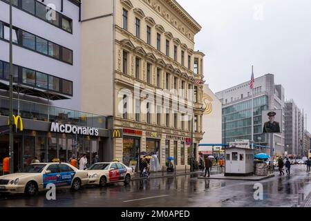 Blick auf Checkpoint Charlie an einem Regentag. Friederichstraße, Berlin, Deutschland, Europa. Stockfoto