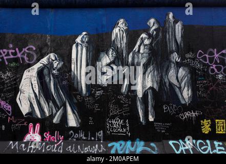 Blick auf die Graffiti auf den berühmten Resten der Berliner Mauer der East Side Gallery, Kreuzberg, Berlin, Deutschland. Stockfoto