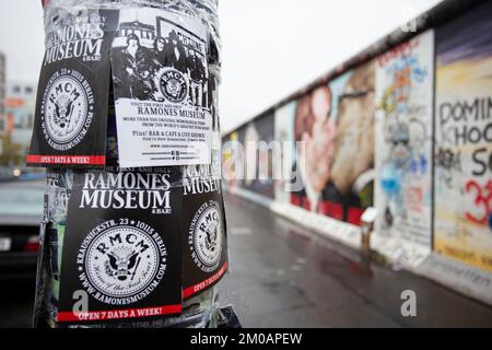 Blick auf die Graffiti auf den berühmten Resten der Berliner Mauer der East Side Gallery, Kreuzberg, Berlin, Deutschland. Stockfoto