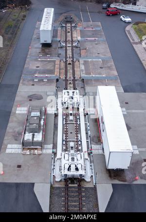 05. Dezember 2022, Sachsen, Leipzig: Ein Auflieger wird an einem Güterbahnhof mit einer neuen Ladetechnik auf einen Eisenbahnwagen verladen. Das Leipziger Unternehmen CargoBeamer möchte den Güterverkehr innerhalb Europas effizienter und umweltfreundlicher gestalten. Im neu entwickelten Terminal können Lkw-Anhänger mit Hilfe einer sogenannten Laderampe seitlich auf den Waggon gefahren werden. Dadurch wird das Problem umgangen, dass fast alle Lkw-Anhänger nicht mit einem Kran angehoben werden können, was die Beladung der Schiene kostspielig und nicht lohnenswert macht. Das erste Terminal des Unternehmens ist in Calais in Nordfrankreich in Betrieb Stockfoto