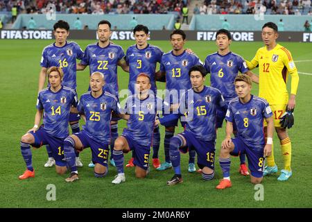 Al-Wakrah, Katar. 5.. Dezember 2022. Doha, Katar. 05.. Dezember 2022. Japan posiert für ein Teamfoto vor dem FIFA-Weltmeisterschaftsspiel Katar 2022. Runde 16 zwischen Japan und Kroatien am 5. Dezember 2022 im Al Janoub Stadium in Al Wakrah, Katar. Foto: Igor Kralj/PIXSELL Kredit: Pixsell/Alamy Live News Stockfoto