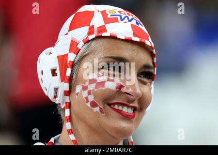 Al-Wakrah, Katar. 5.. Dezember 2022. Fans posieren für ein Foto vor der FIFA-Weltmeisterschaft in Katar. , . In Al Wakrah, Katar. Foto: Igor Kralj/PIXSELL Kredit: Pixsell/Alamy Live News Stockfoto