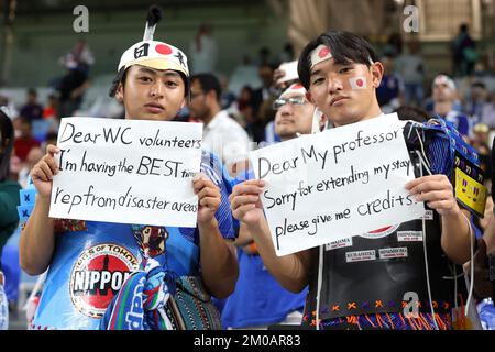 Al-Wakrah, Katar. 5.. Dezember 2022. Fans posieren für ein Foto vor der FIFA-Weltmeisterschaft in Katar. , . In Al Wakrah, Katar. Foto: Igor Kralj/PIXSELL Kredit: Pixsell/Alamy Live News Stockfoto