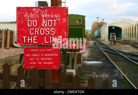 Ein Gefahrenschild am Bahnhof Embsay, Embsay, Skipton, North Yorkshire, Vereinigtes Königreich, Europa Stockfoto