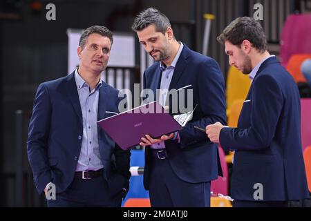 Pala Wanny, Florenz, Italien, 04. Dezember 2022, Andrea Pistola (Cheftrainer von Trasportipesanti Casalmaggiore) und seine Mitarbeiter während der Il Bisonte Firenz Stockfoto